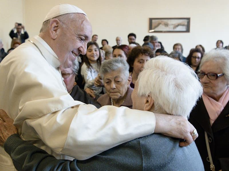 Papa Francisco con mayores